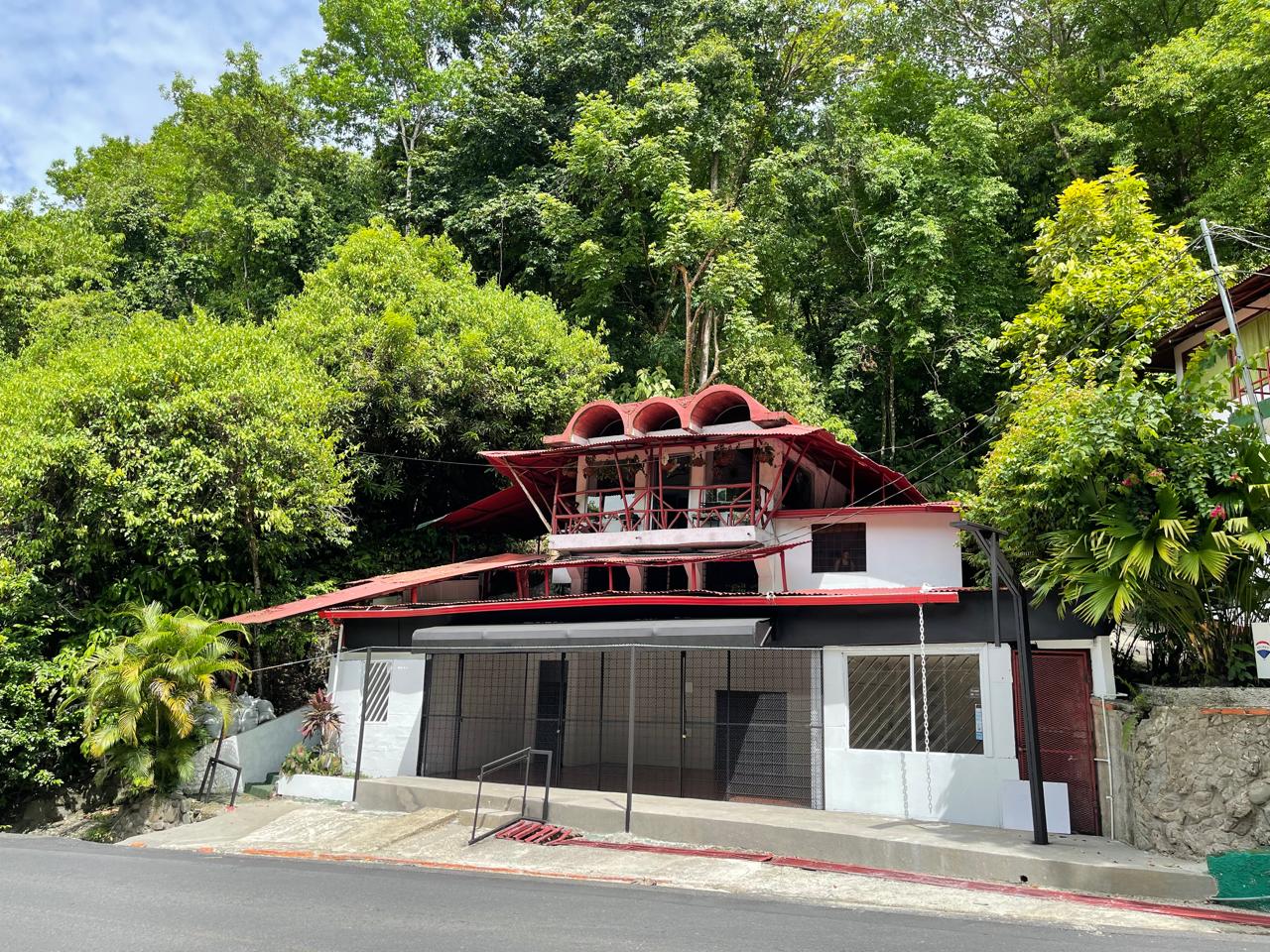 A house with 2 apartments and a commercial space on the first floor in Manuel Antonio